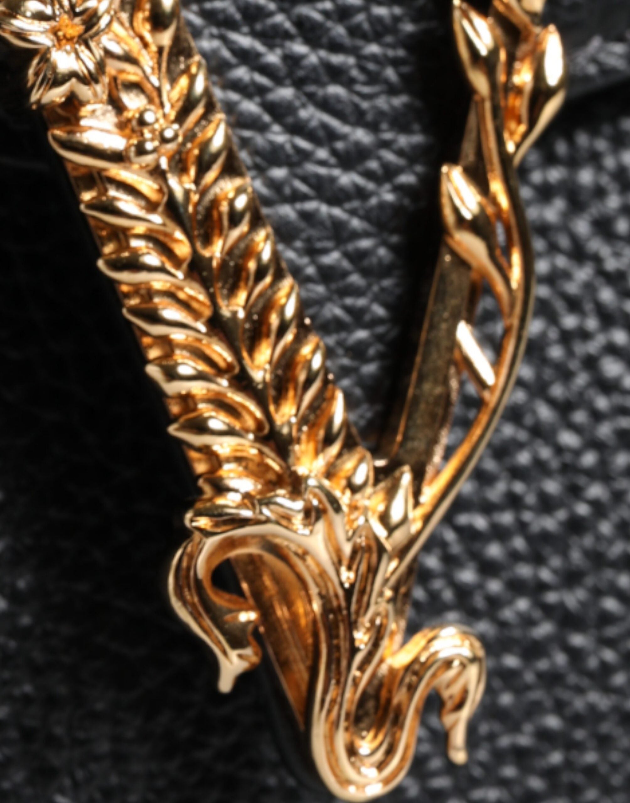 Versace Siyah Taneli Dana Derisi Logolu Çapraz Askılı Omuz Çantası